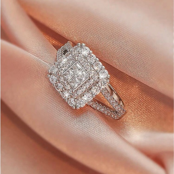 💖LUXURY ENGAGEMENT RING💖 - Picture 3 of 3